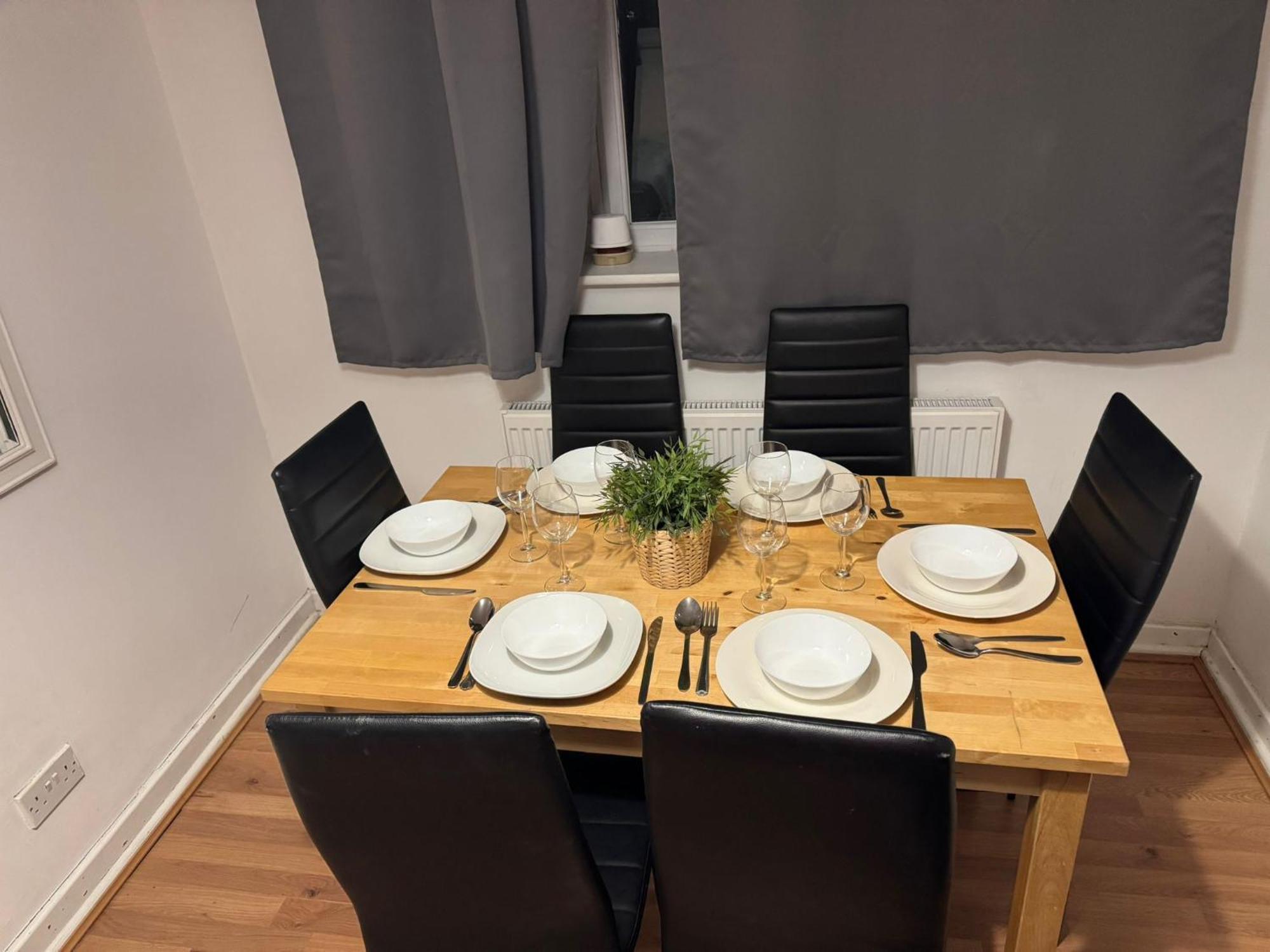 Apartment 4 Bedroom Sleeps 11 Walk To Etihad *