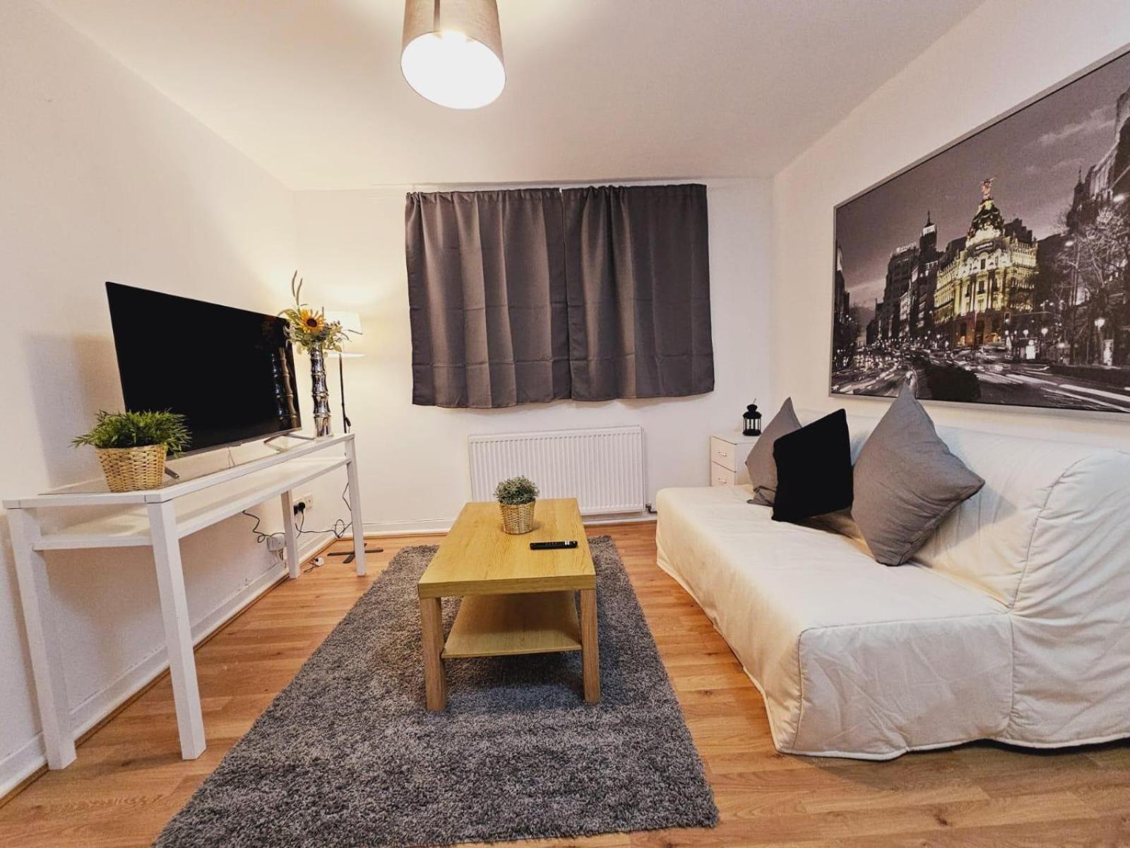 4 Bedroom Sleeps 11 Walk To Etihad Apartment *