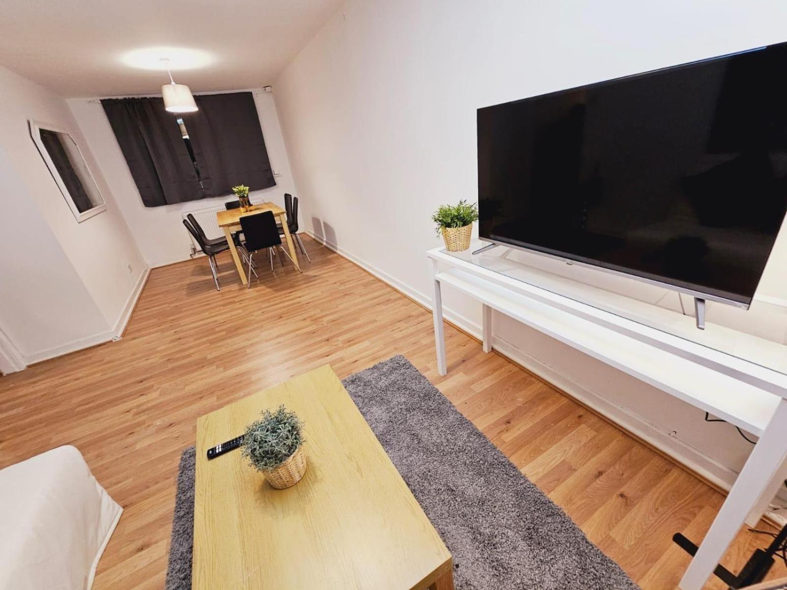 4 Bedroom Sleeps 11 Walk To Etihad * Manchester