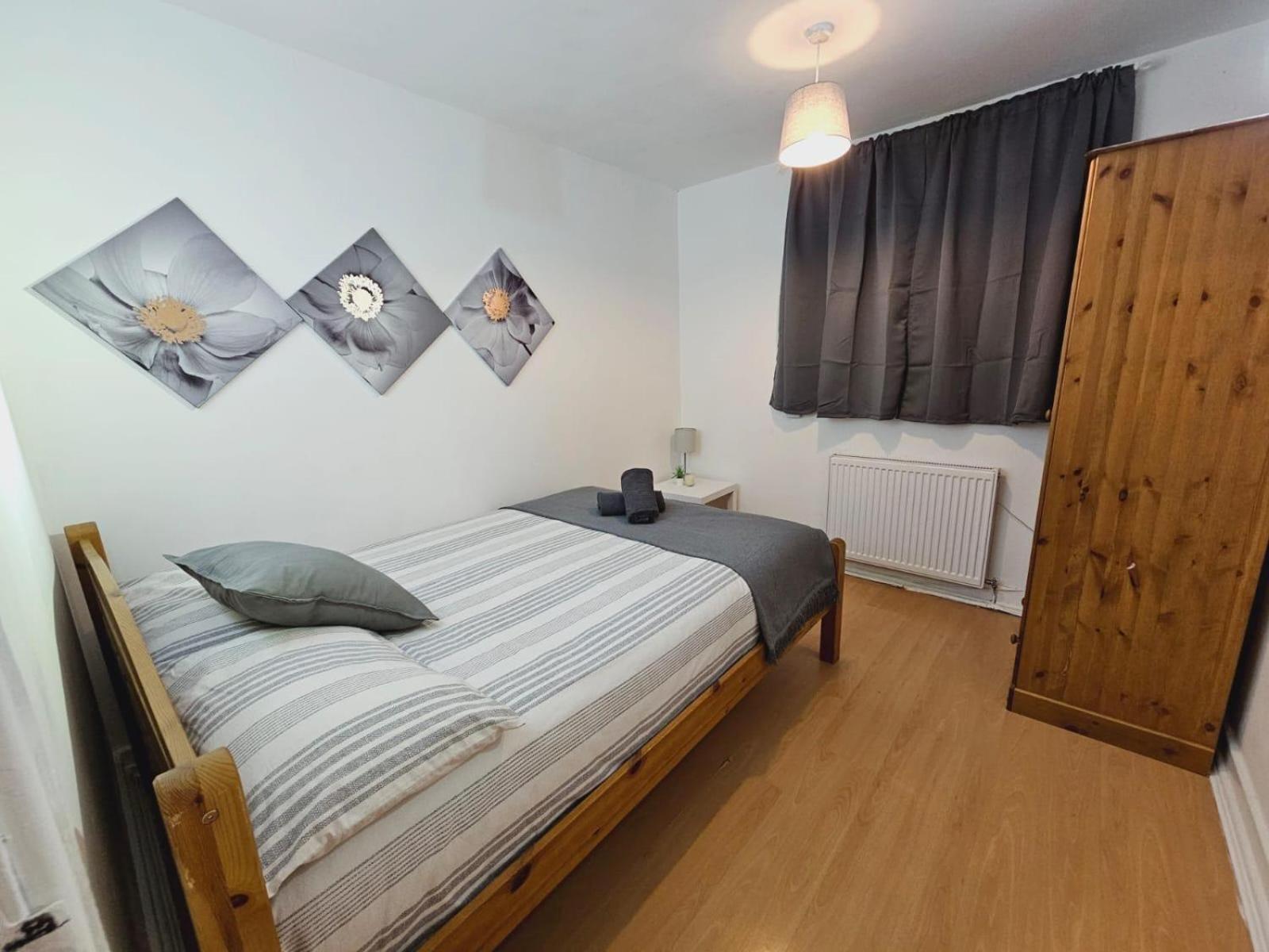 4 Bedroom Sleeps 11 Walk To Etihad Apartment