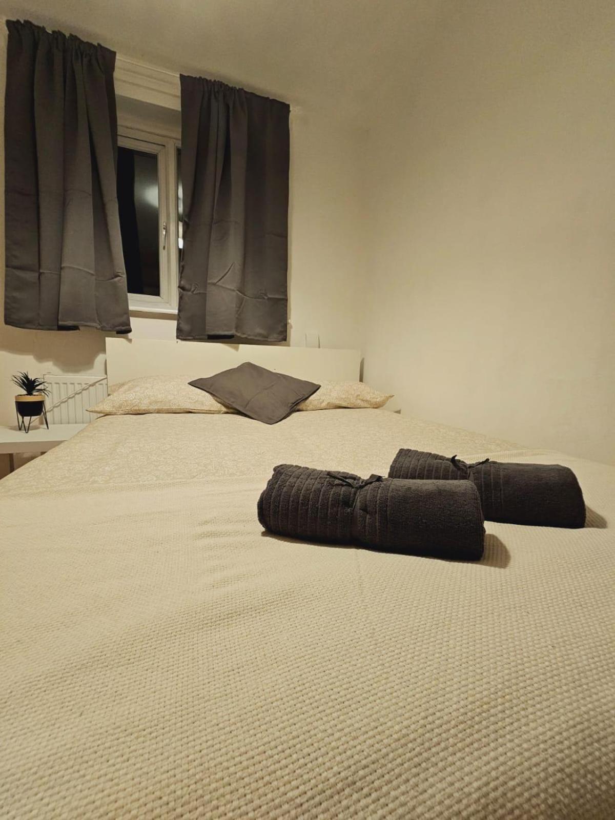 4 Bedroom Sleeps 11 Walk To Etihad *