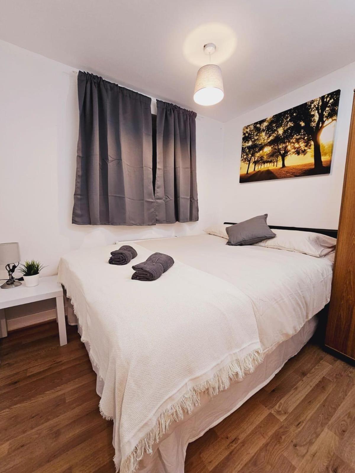 4 Bedroom Sleeps 11 Walk To Etihad Apartment