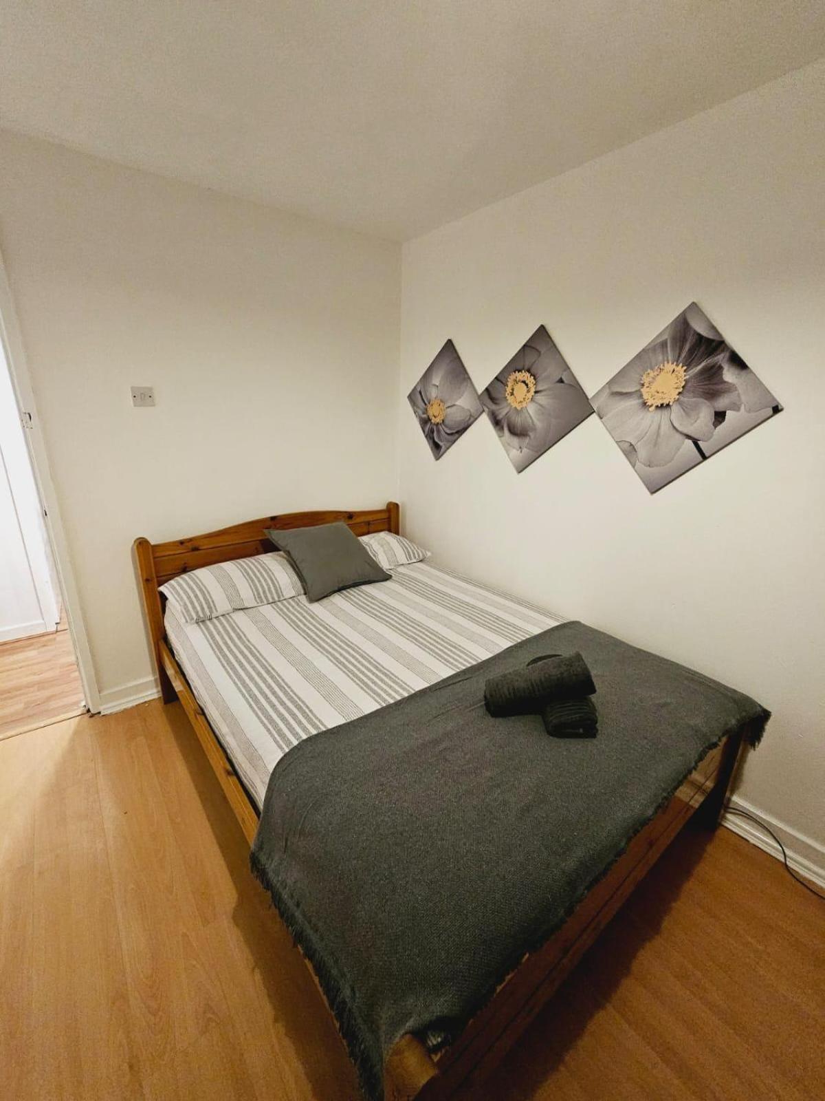 4 Bedroom Sleeps 11 Walk To Etihad Apartment