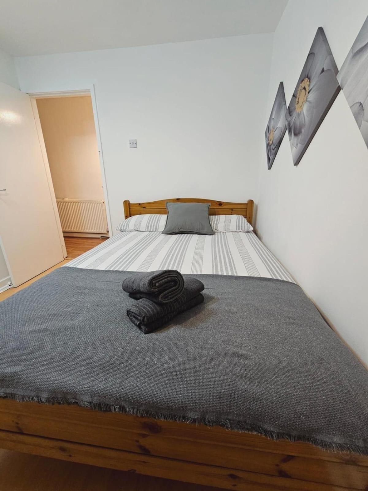4 Bedroom Sleeps 11 Walk To Etihad Apartment *