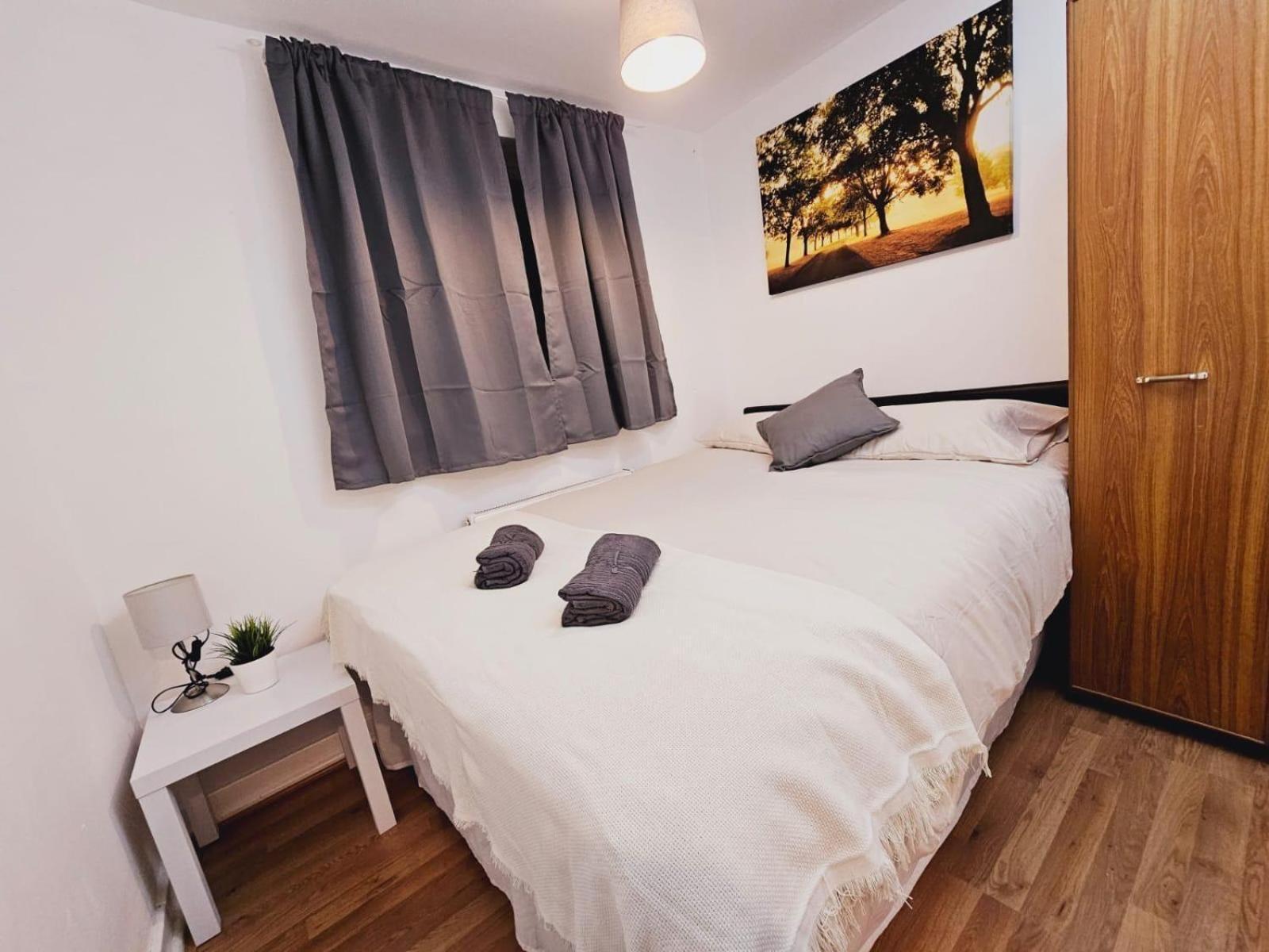 4 Bedroom Sleeps 11 Walk To Etihad *