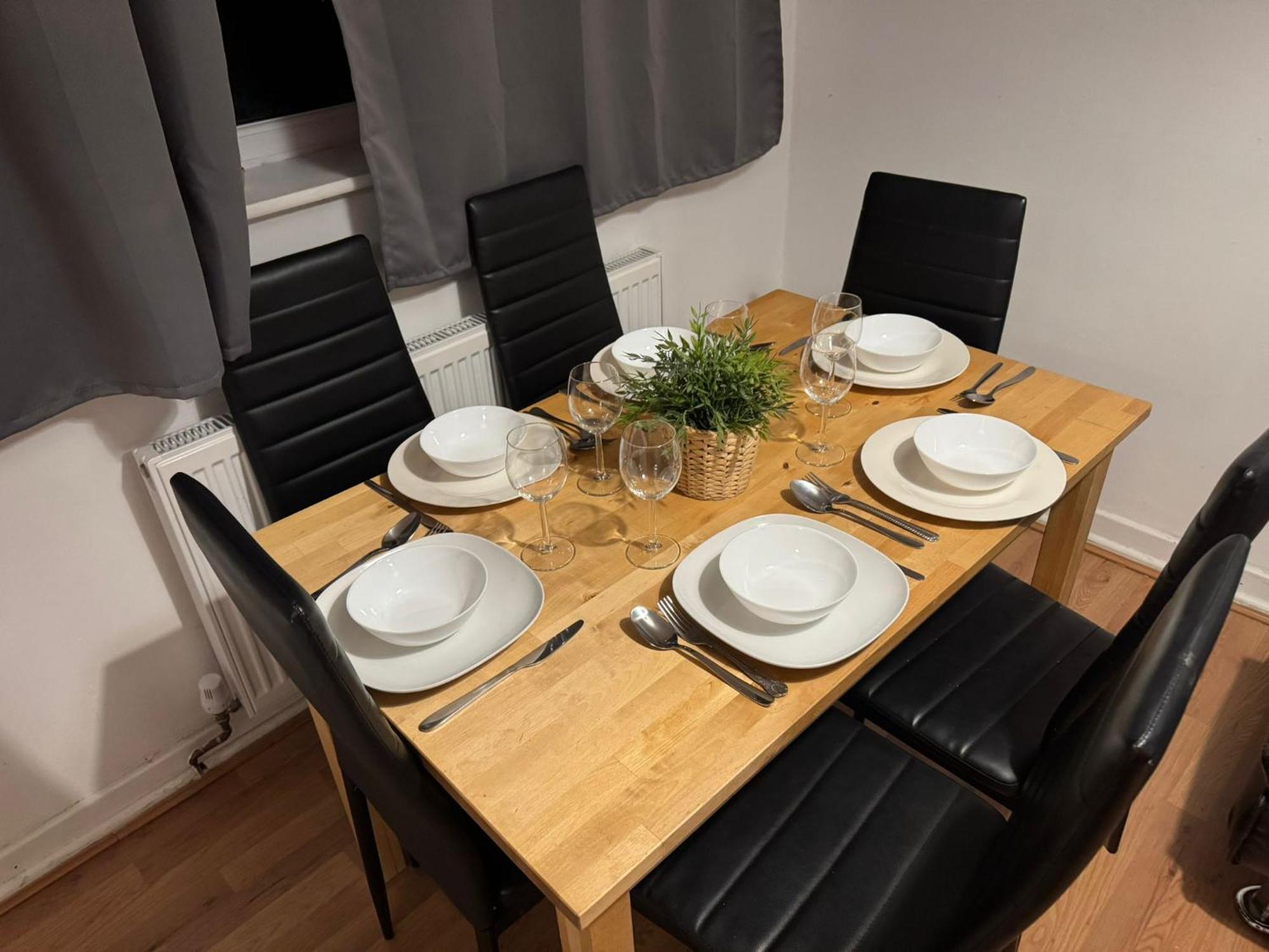 4 Bedroom Sleeps 11 Walk To Etihad * Manchester