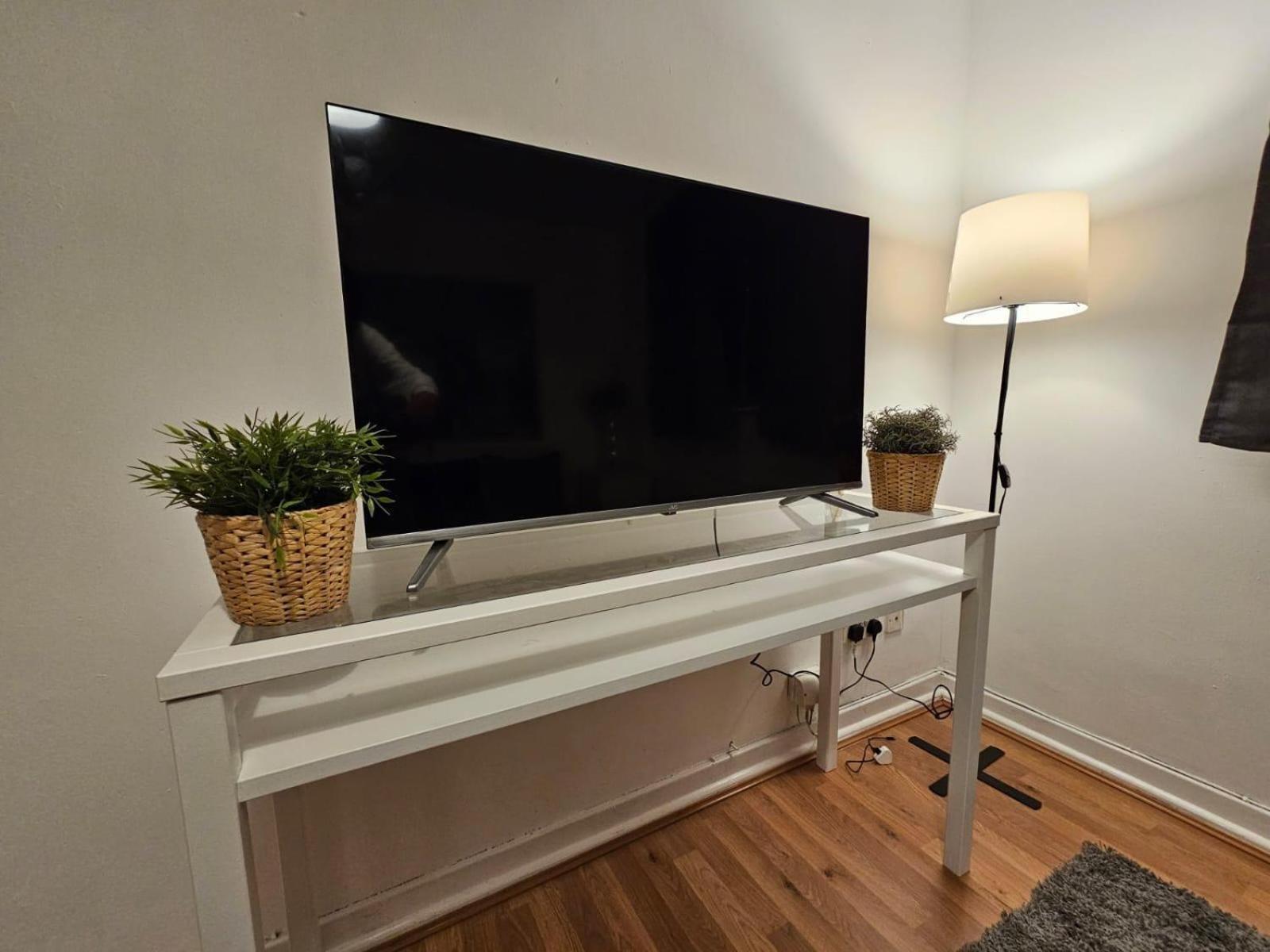 4 Bedroom Sleeps 11 Walk To Etihad Manchester